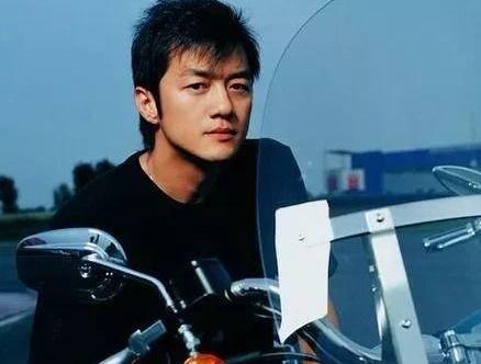 王菲离婚震动娱乐圈,娱乐圈风云再起，天后传奇落幕？